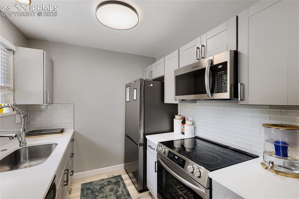 Image 12 of 31: Kitchen