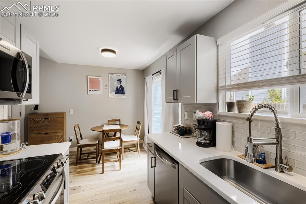 Image 14 of 31: Kitchen