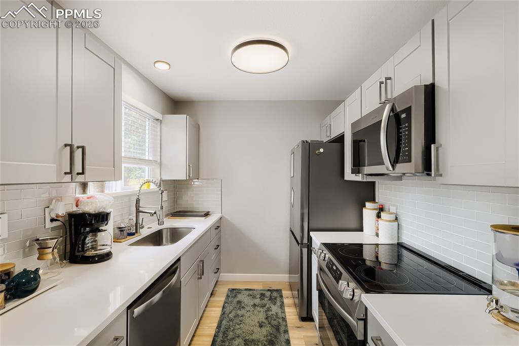 Image 15 of 31: Kitchen