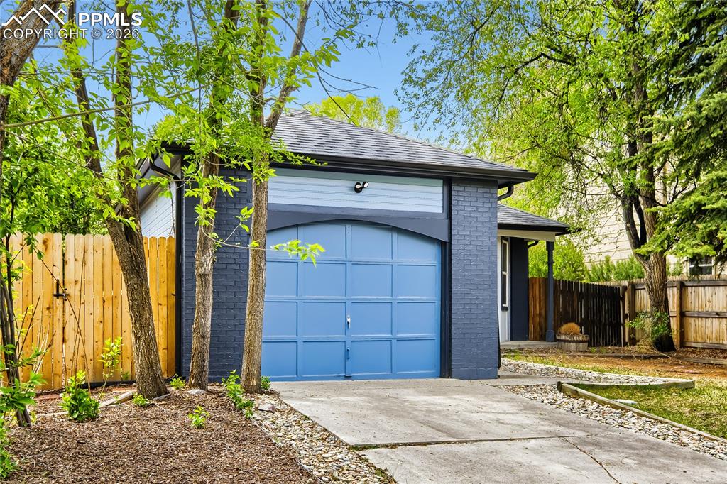Image 3 of 31: Garage