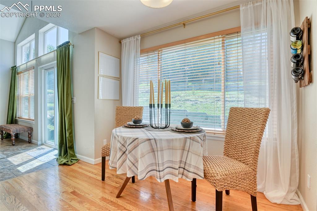 Image 13 of 50: Dining Area