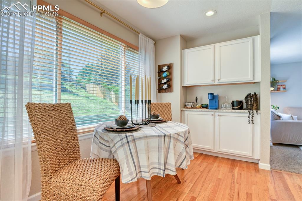 Image 14 of 50: Dining Area