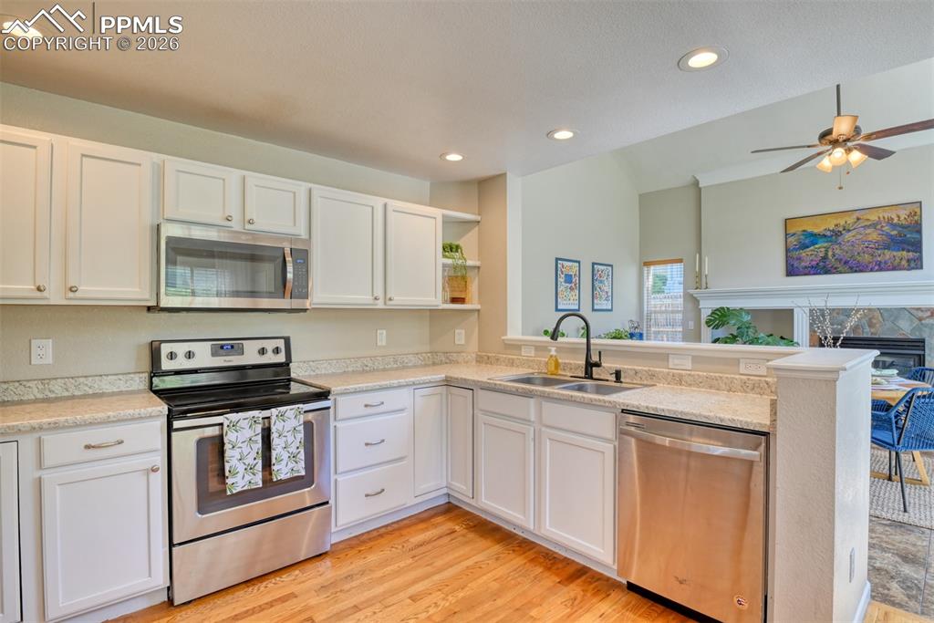 Image 16 of 50: Kitchen