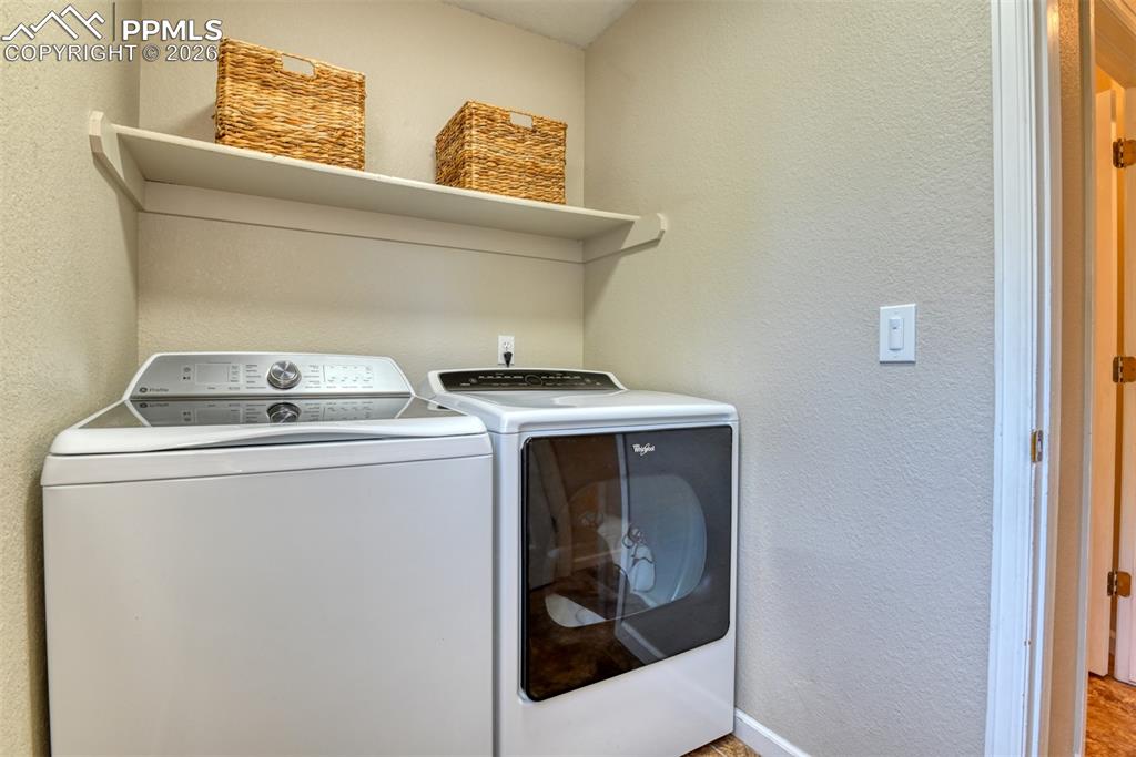 Image 20 of 50: Laundry