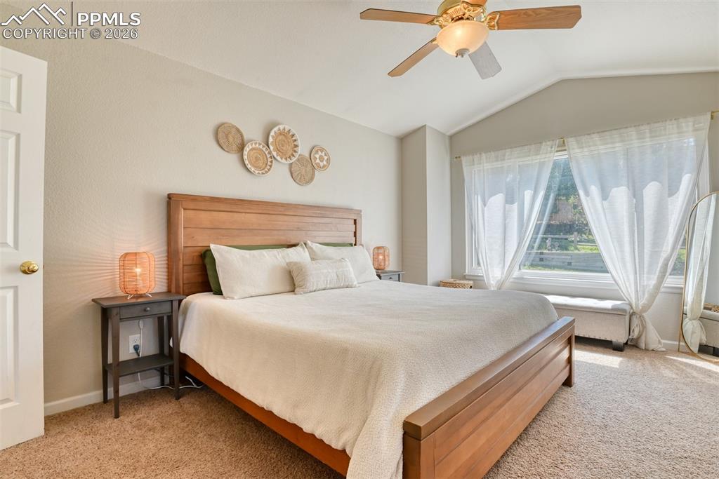 Image 23 of 50: Bedroom