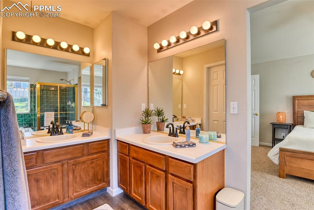 Image 26 of 50: Bathroom