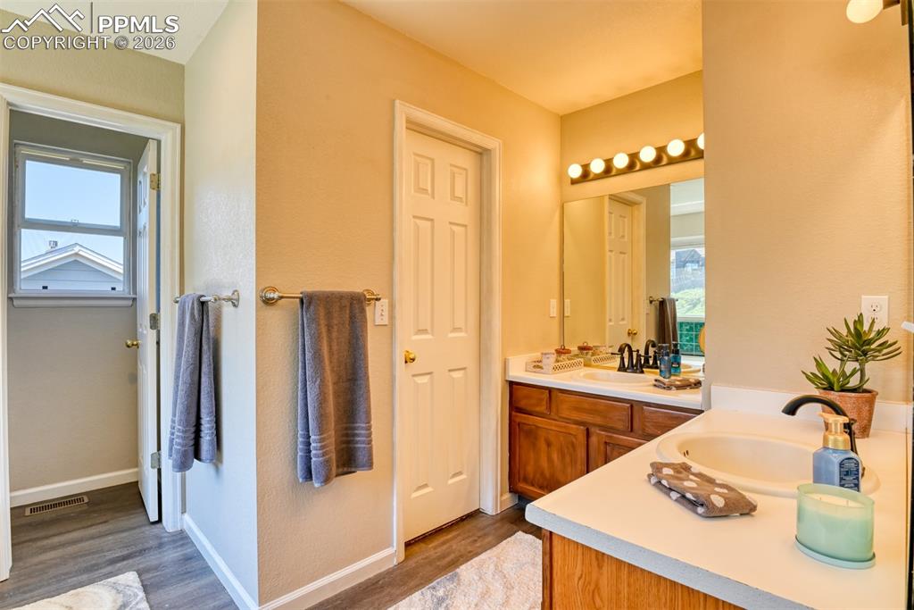 Image 27 of 50: Bathroom