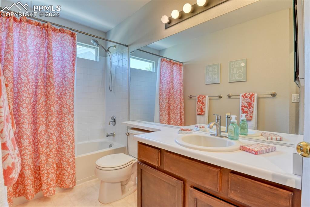 Image 30 of 50: Bathroom