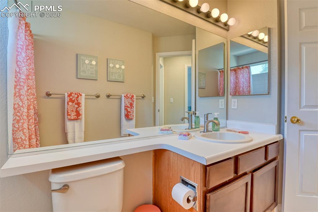 Image 31 of 50: Bathroom