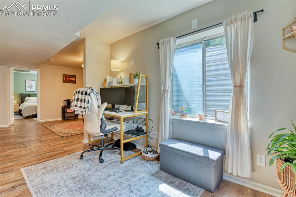 Image 37 of 50: Office