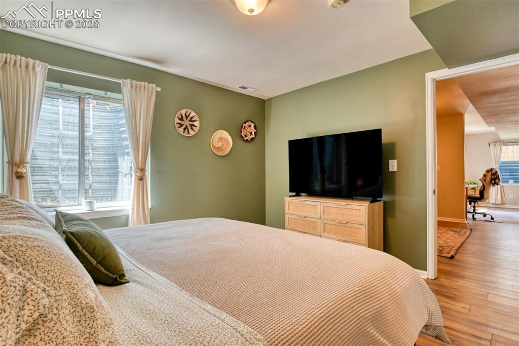 Image 45 of 50: Bedroom