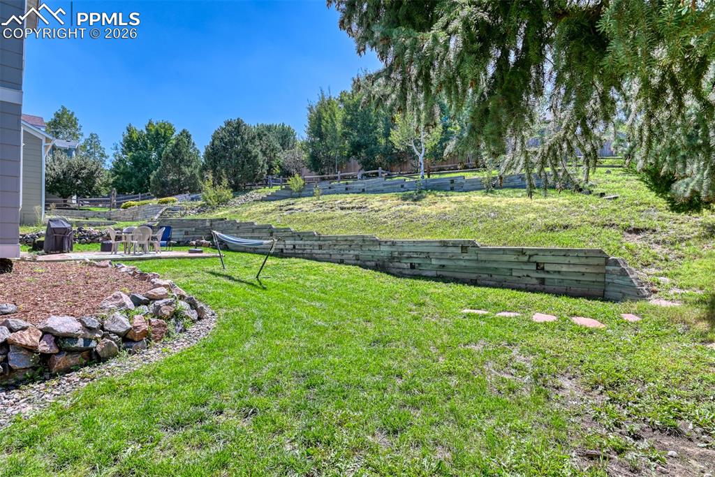 Image 48 of 50: Yard