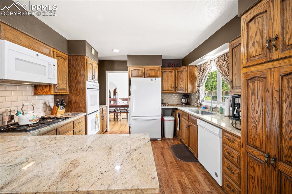 Image 12 of 33: Kitchen