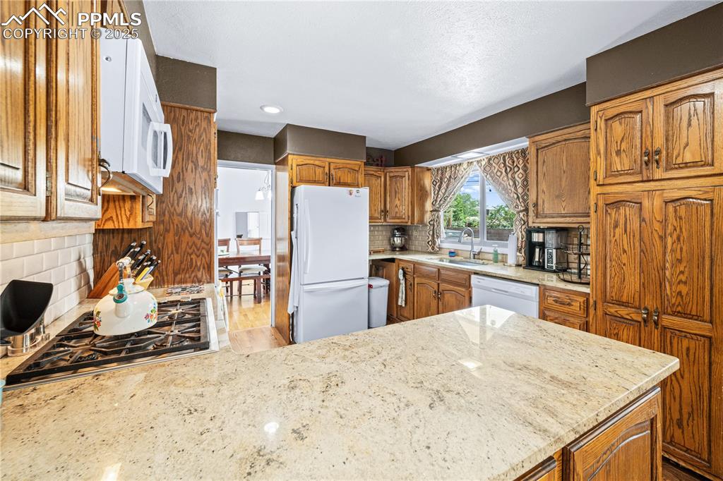 Image 13 of 33: Kitchen