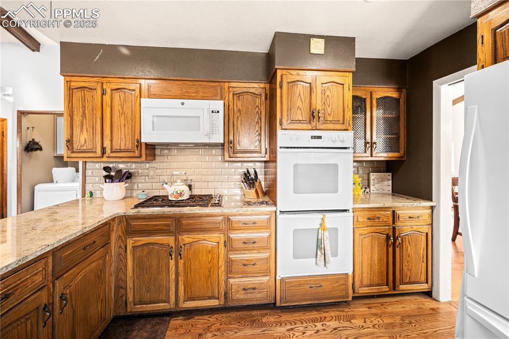 Image 14 of 33: Kitchen