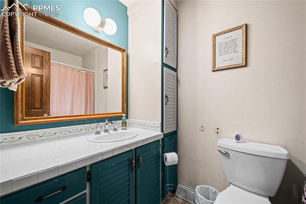 Image 23 of 33: Bathroom