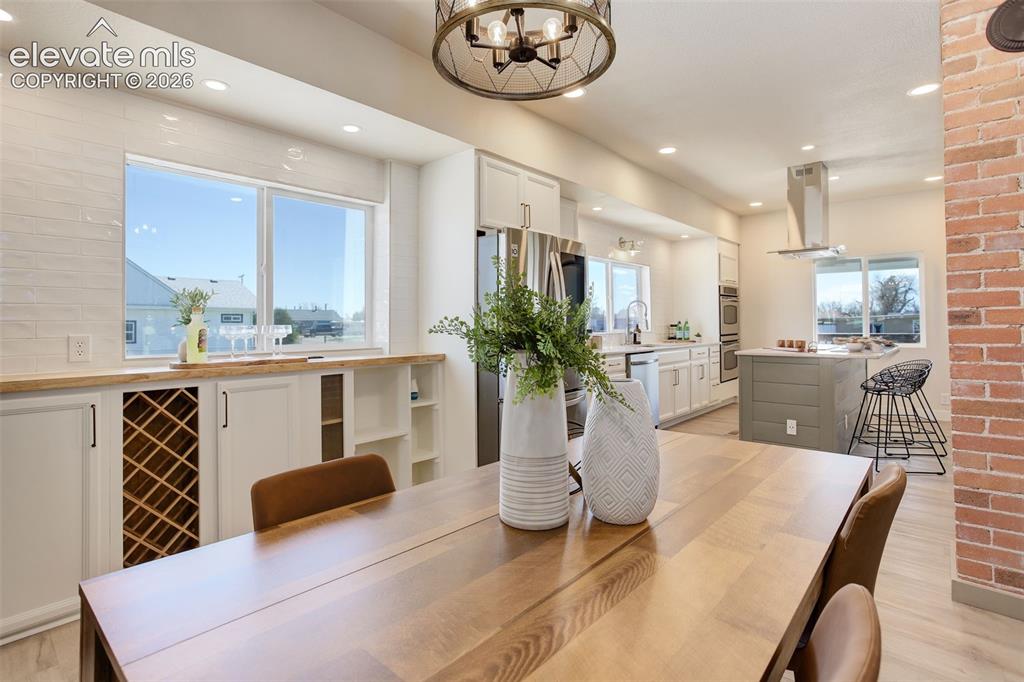 Image 14 of 50: Dining Area
