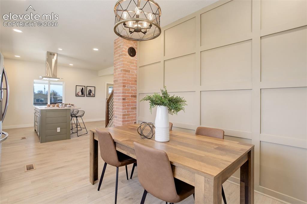 Image 16 of 50: Dining Area