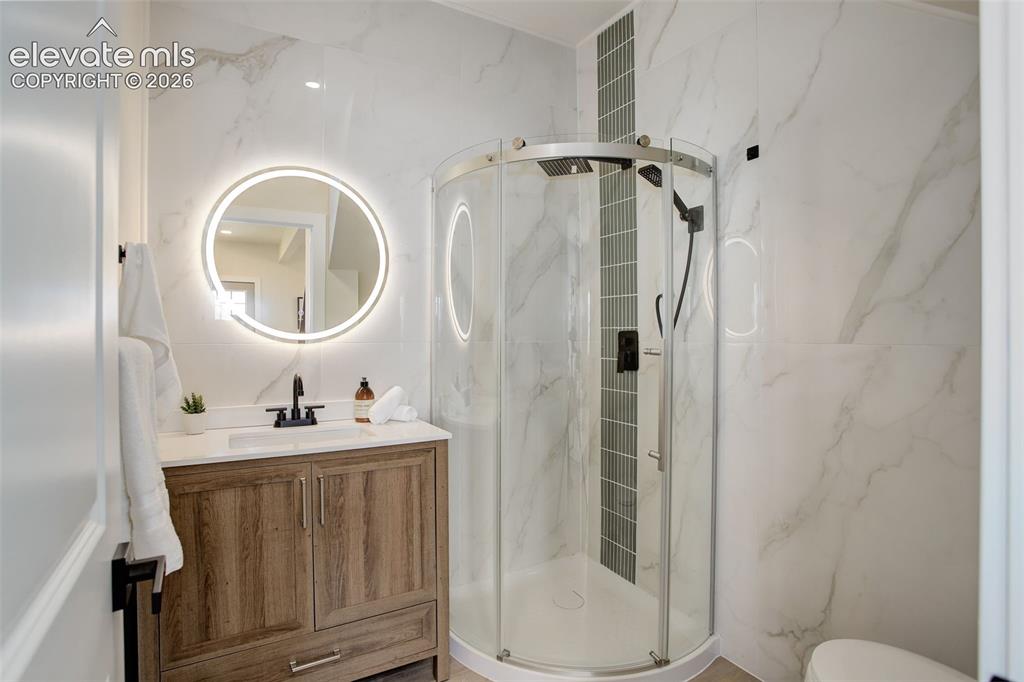 Image 18 of 50: Bathroom