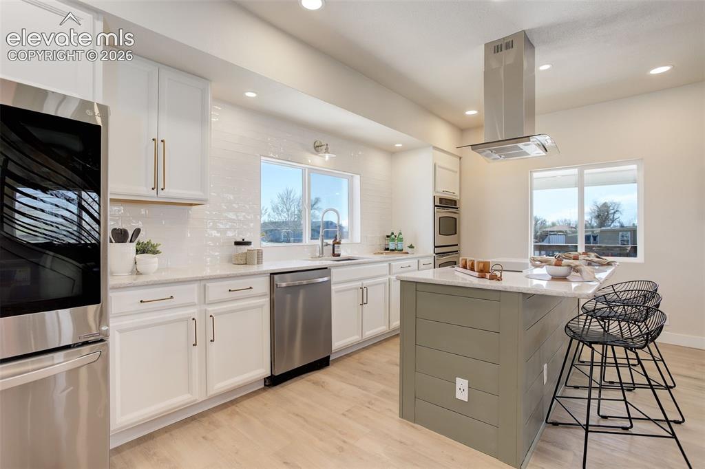 Image 8 of 50: Kitchen