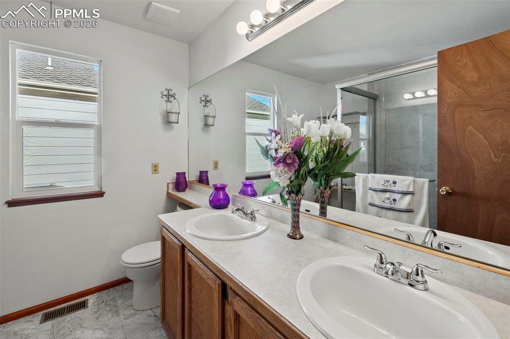 Image 17 of 38: Bathroom