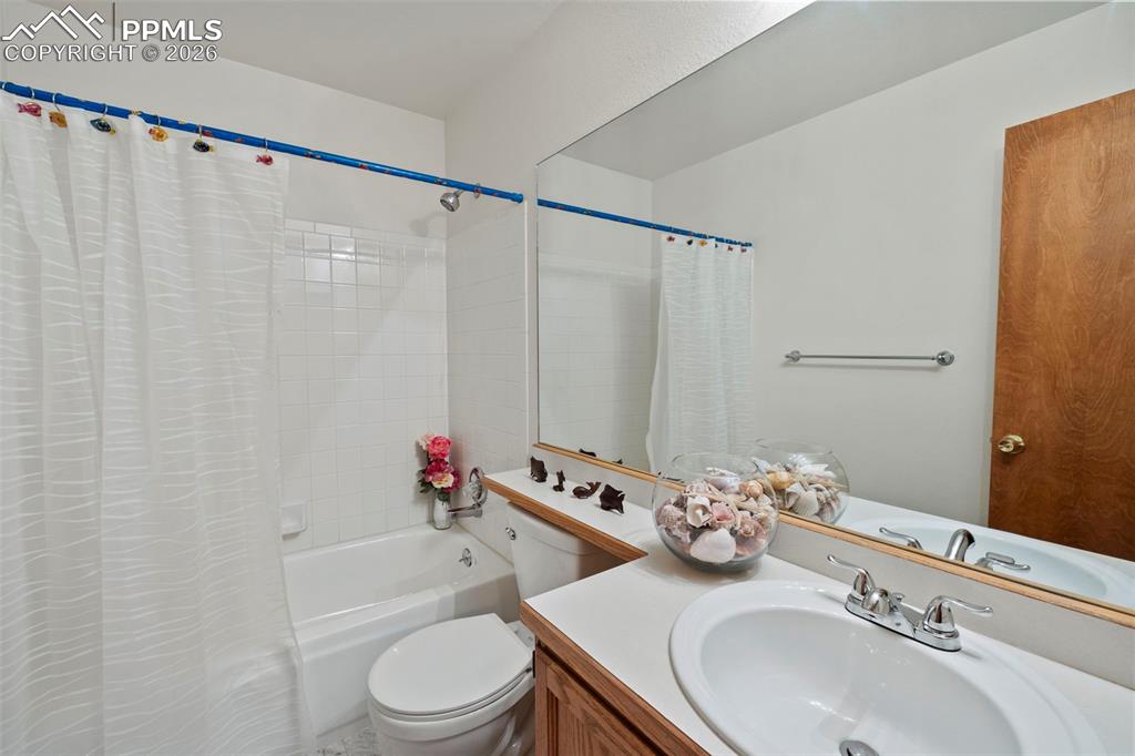 Image 24 of 38: Bathroom