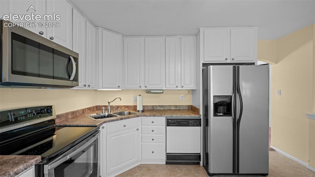 Image 16 of 35: Kitchen