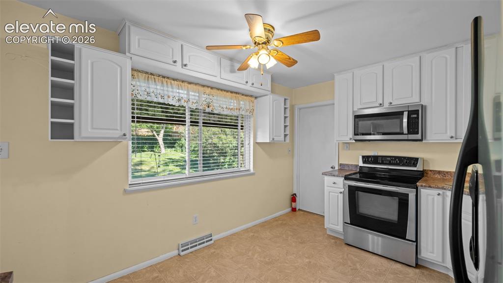 Image 17 of 35: Kitchen