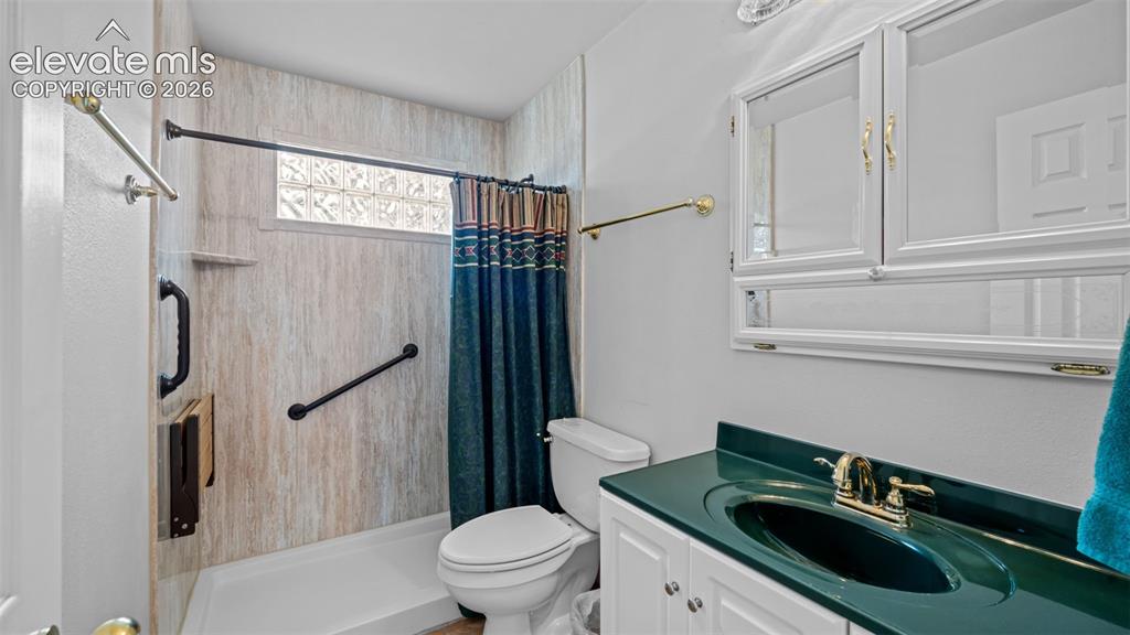 Image 8 of 35: Bathroom