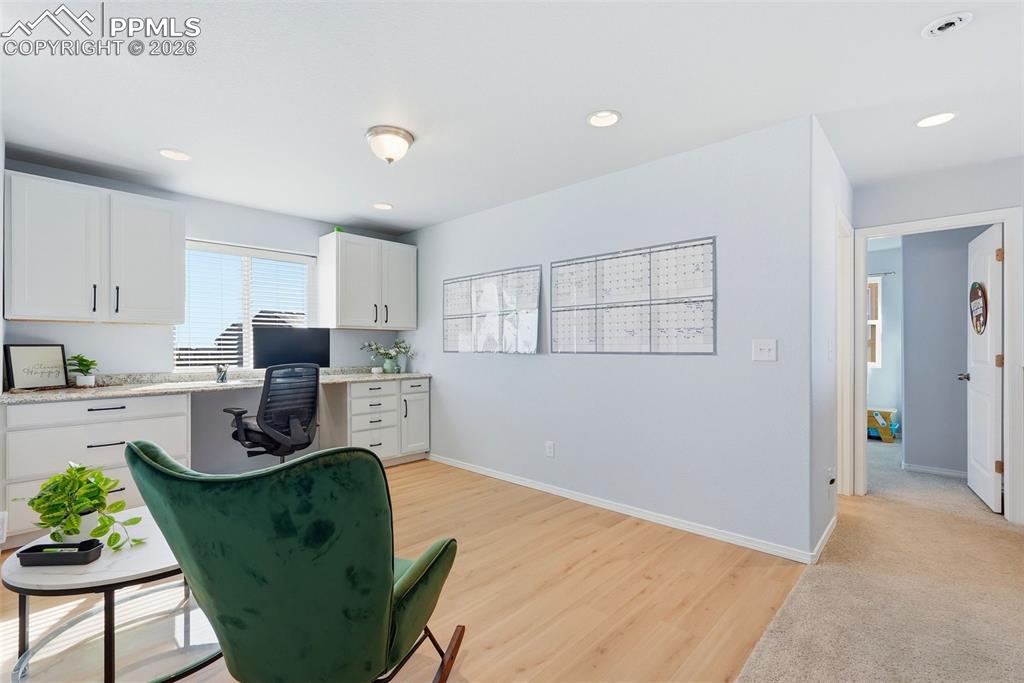 Image 18 of 33: flex office space