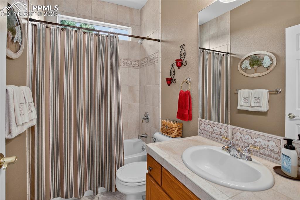 Image 22 of 45: Full bathroom on main level