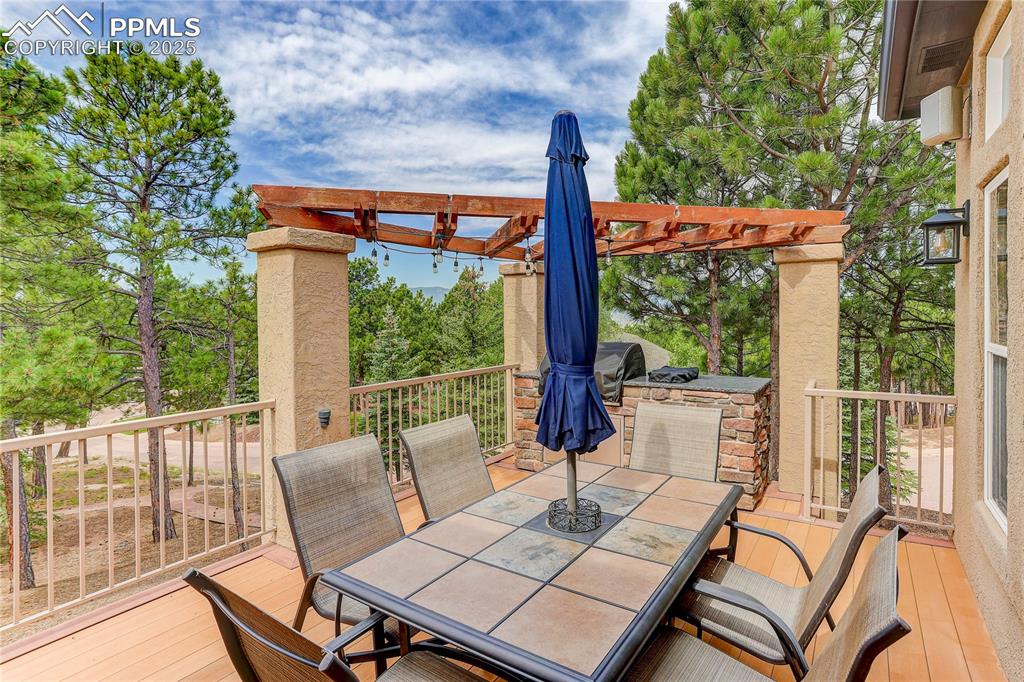 Image 34 of 45: Plenty of space for entertaining!