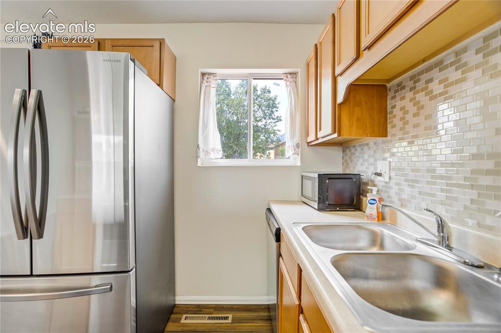 Image 15 of 48: Kitchen