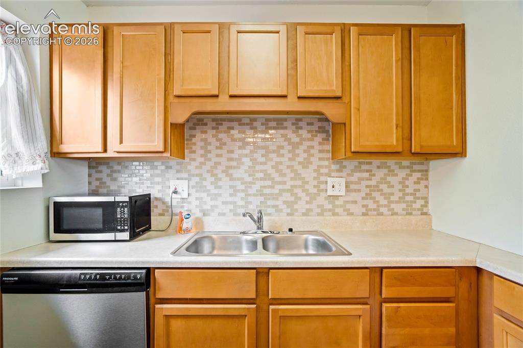 Image 17 of 48: Kitchen