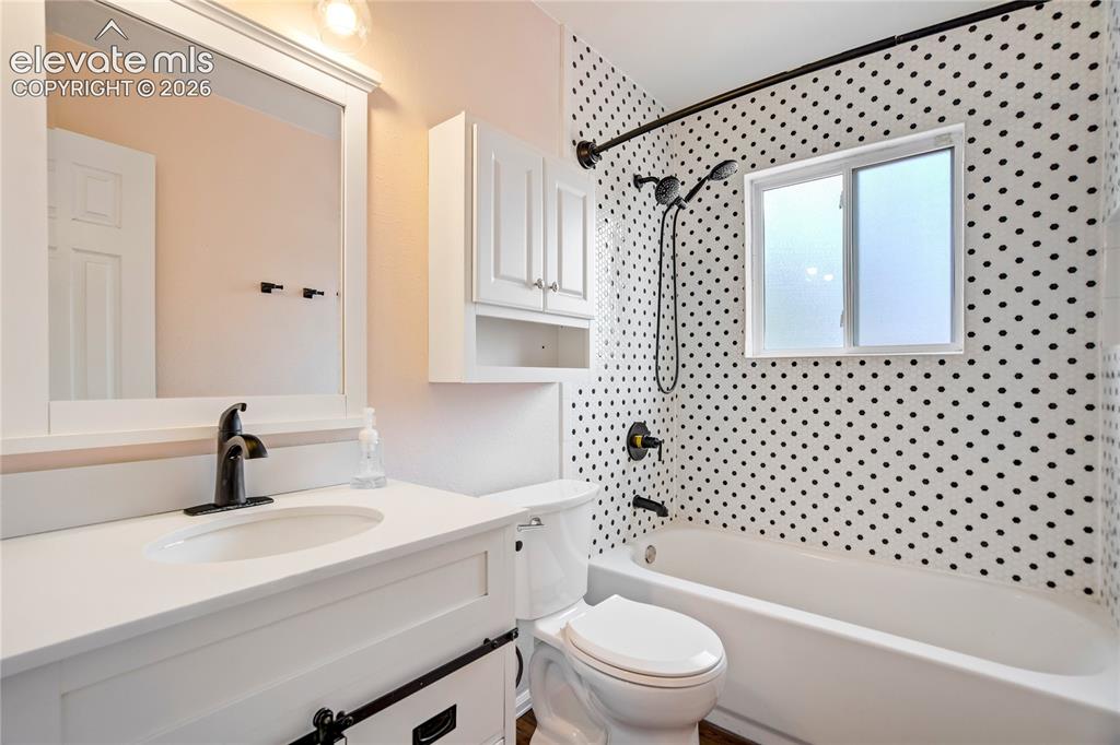 Image 25 of 48: Bathroom