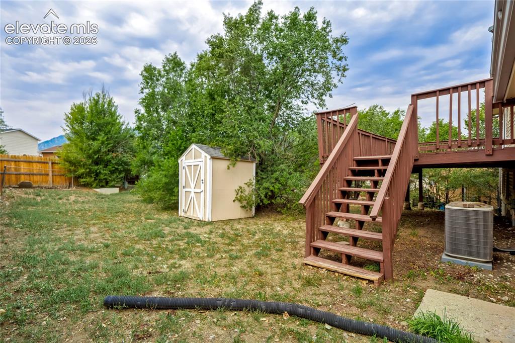 Image 41 of 48: Yard