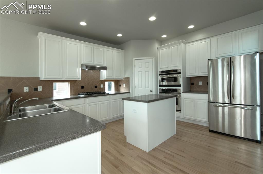 Image 15 of 45: Kitchen