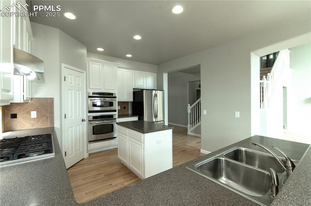 Image 18 of 45: Kitchen