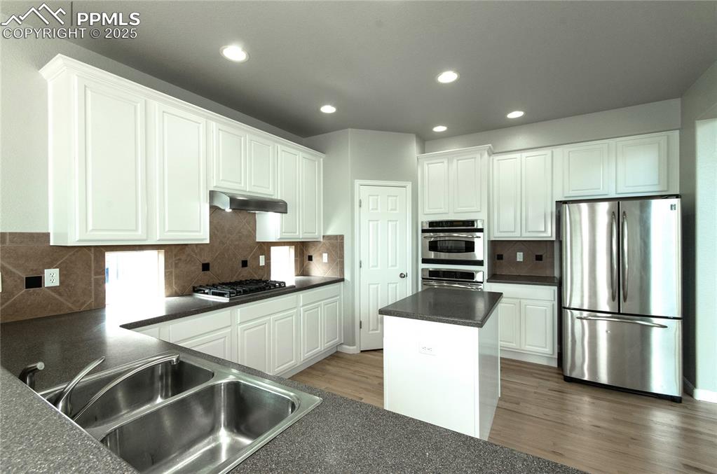 Image 19 of 45: Kitchen