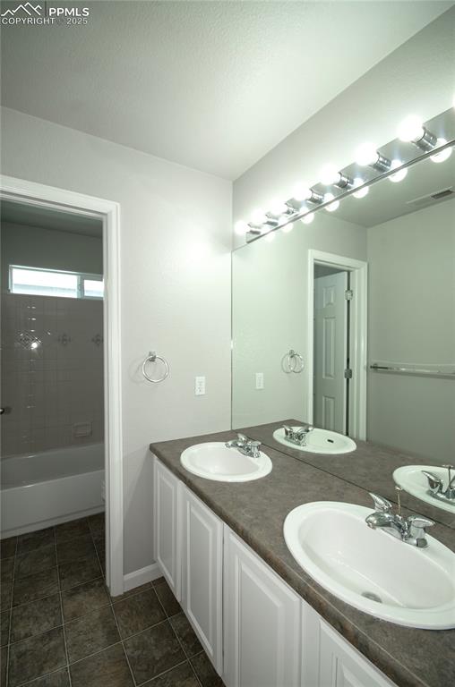 Image 32 of 45: Bathroom