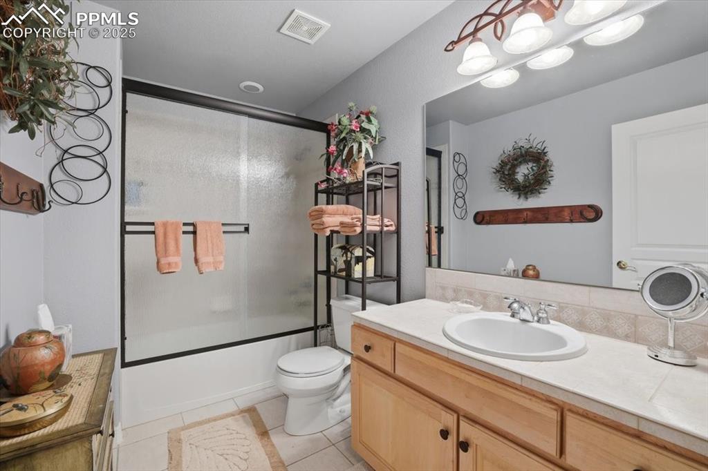 Image 36 of 49: Upstairs full bathroom