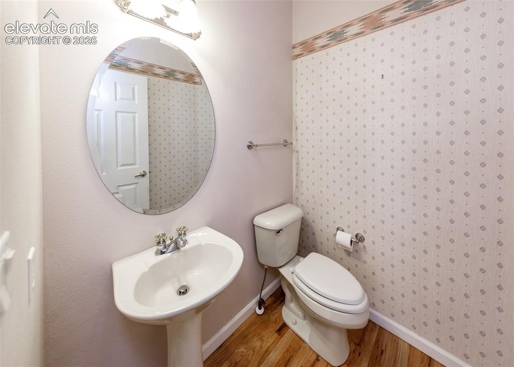 Image 10 of 50: Bathroom