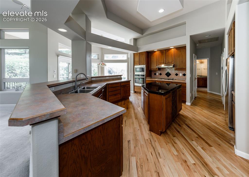 Image 16 of 50: Kitchen