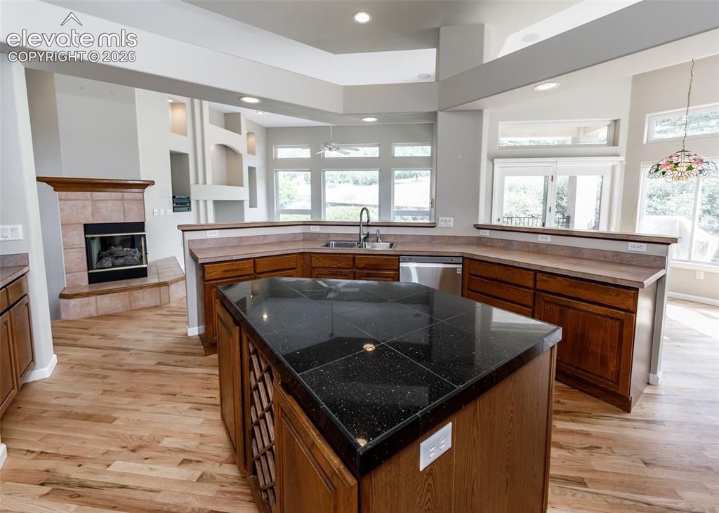 Image 18 of 50: Kitchen