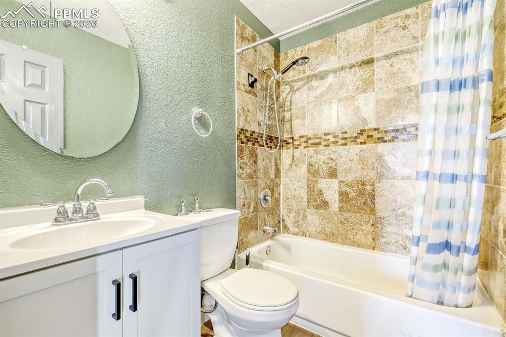 Image 23 of 36: Upstairs hall full bathroom