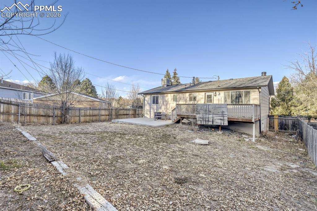 Image 32 of 36: Large fully fenced backyard
