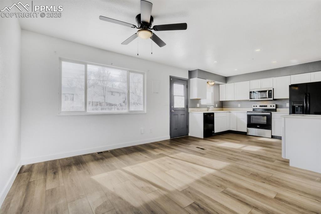 Image 7 of 36: Dining room 