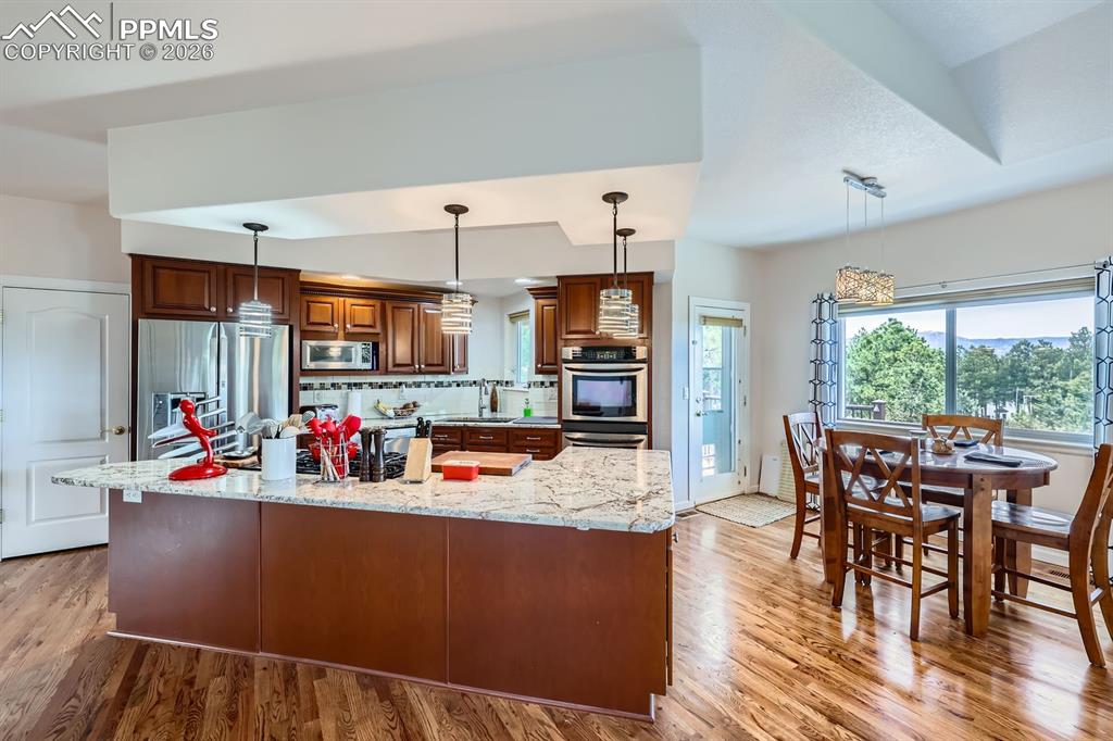 Image 15 of 50: Kitchen