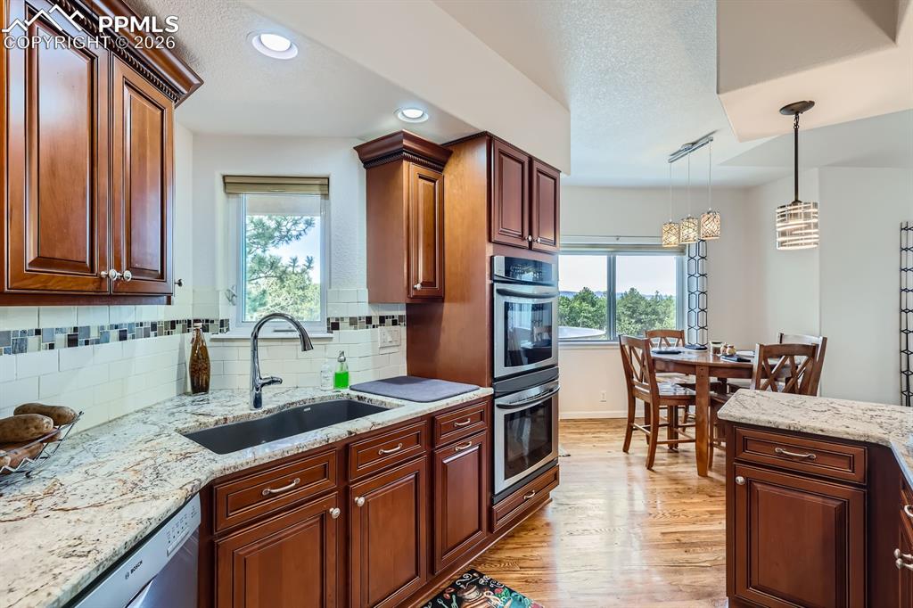 Image 18 of 50: Kitchen