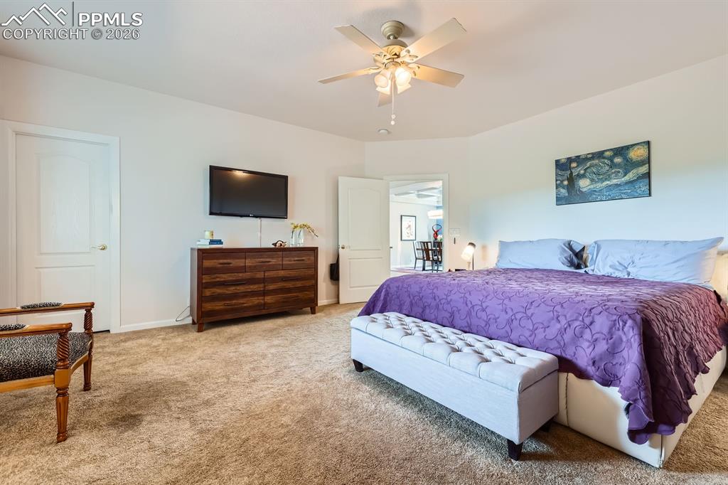 Image 25 of 50: Bedroom